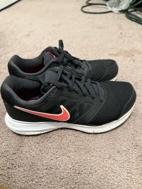 Nike woman’s 7 athletic shoes sneakers